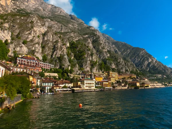 El famoso pueblo de Limone sul Garda, Italia — Foto de Stock