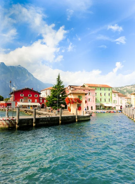 Torbole, Italia - 21 de septiembre de 2014: Paseo marítimo por el lago de Garda con casas, turistas y barcos —  Fotos de Stock