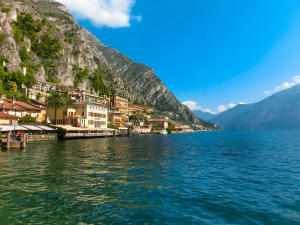 Limone sul Garda, Italia - 21 de septiembre de 2014: El paseo marítimo con casas —  Fotos de Stock