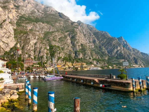 Limone sul Garda, Italia - 21 de septiembre de 2014: El paseo marítimo con casas y barcos — Foto de Stock