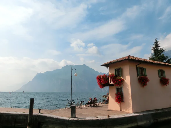 Torbole, Italia - 21 de septiembre de 2014: Paseo marítimo por el lago de Garda con casas, turistas — Foto de Stock