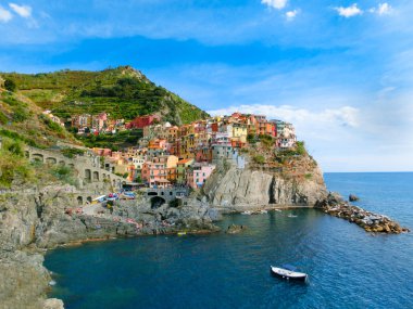 Renkli geleneksel bir kayaya evler Akdeniz, Manarola, Cinque Terre, İtalya üzerinde