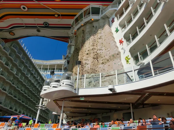 Barselona, Spaine - szeptember, 6 2015-ig: Royal Caribbean, Allure of the Seas — Stock Fotó