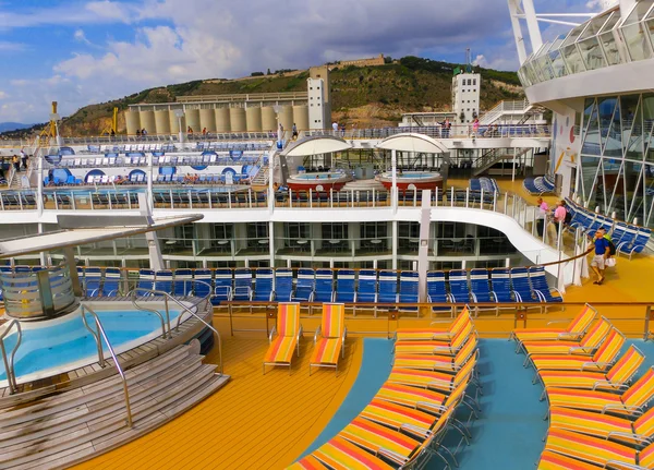 Barselona, Spaine - szeptember, 6 2015-ig: Royal Caribbean International, Allure of the Seas — Stock Fotó