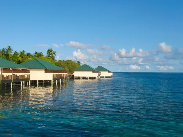 Over water bungalows en de blauwe zee — Stockfoto