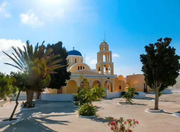 Praça Com Bela Igreja Aldeia Oia Ilha Santorini Cíclades Grécia — Fotografia de Stock