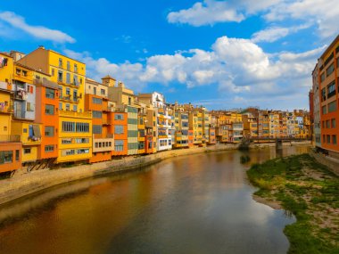 Su nehir Onyar, Girona, Catalonia, İspanya yansıyan renkli sarı ve turuncu evleri.