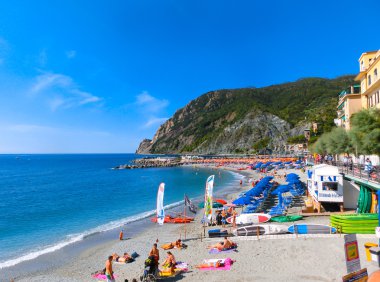Monterosso, İtalya - 09 Eylül 2015: İnsanlar sahil