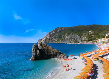Monterosso, İtalya - 09 Eylül 2015: İnsanlar sahil