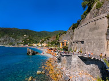 Monterosso, İtalya - 09 Eylül 2015: İnsanlar sahil