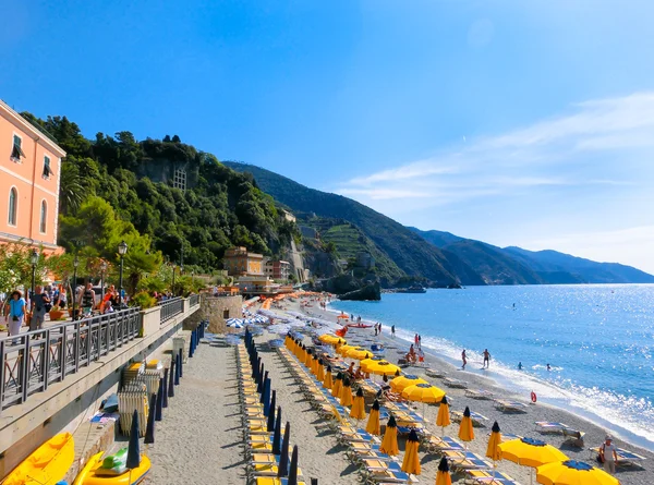 MONTEROSSO, ITALY - SEPTEMBER 09, 2015: People on the coastline — Stock Photo, Image