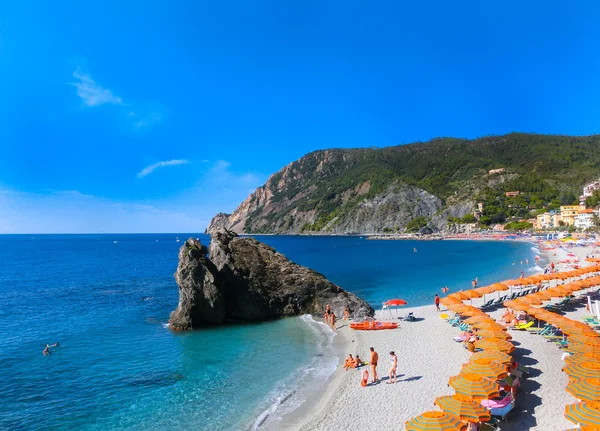 Monterosso, Italien - 09 September 2015: Människor på kusten — Stockfoto