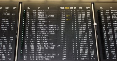 Gidiş kurulu Hava alanında uluslararası hedeflere uçuşlar gösterilen terminal görüntülemek.