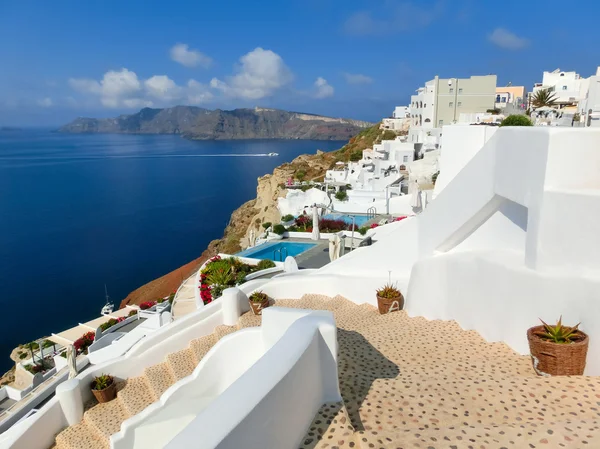 Uitzicht op de zee vanaf Oia dorp van Santorini eiland in Griekenland — Stockfoto