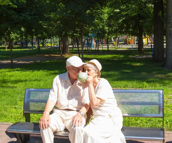 The happy old couple in the summer on a walk — Stock Photo, Image