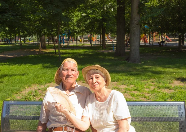 O velho casal feliz no verão em um passeio — Fotografia de Stock