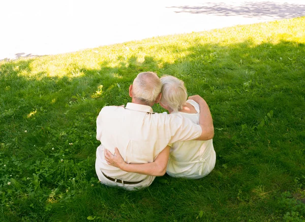 La coppia vecchia felice nell'estate su una passeggiata — Foto Stock