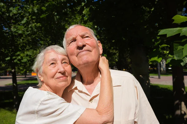 O velho casal feliz no verão em um passeio — Fotografia de Stock