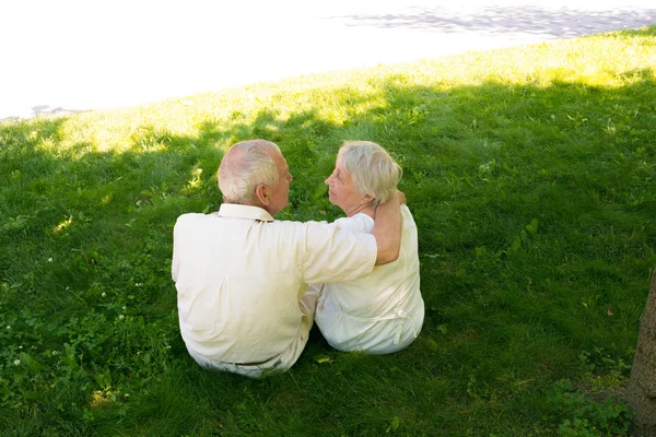 La coppia vecchia felice nell'estate su una passeggiata — Foto Stock
