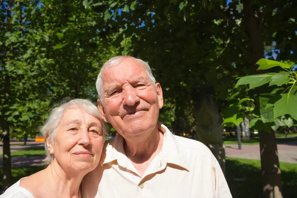 O velho casal feliz no verão em um passeio — Fotografia de Stock