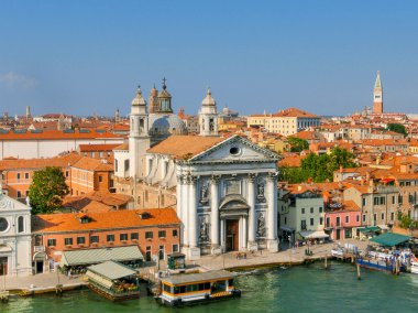 Grand Canal Venedik eski ortaçağ evleri renkli cephe üzerinde güzel görünümünden