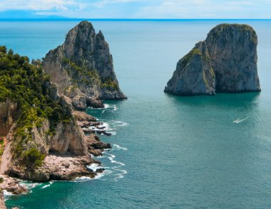 İtalya 'nın Capri adasındaki bir uçurumdan ve denizdeki kayalardan bak.