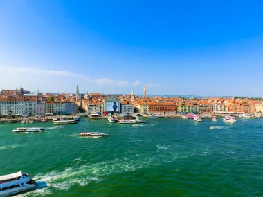 Grand Canal Venedik eski ortaçağ evleri renkli cephe üzerinde güzel görünümünden