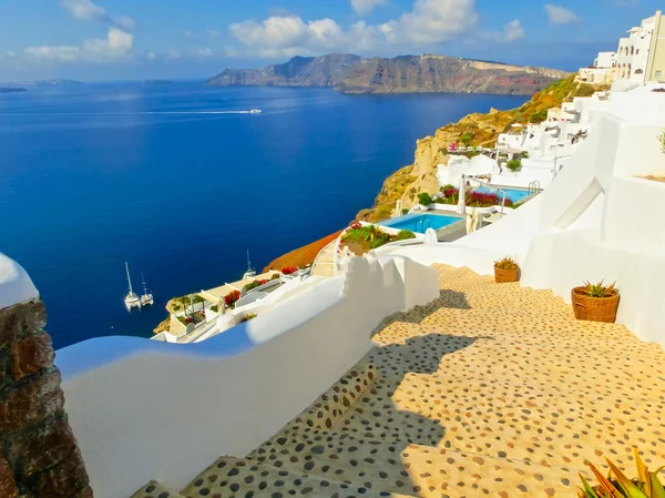 Vista para o mar da aldeia de Oia da ilha de Santorini, na Grécia — Fotografia de Stock
