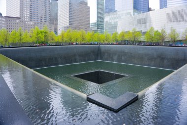 New York City, Amerika Birleşik Devletleri - 01 Mayıs 2016: Ground Zero, Eylül 2001 terörist saldırı anısına Manhattan, anıt