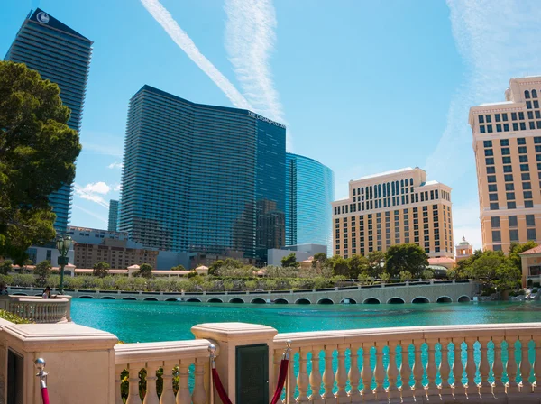 LAS VEGAS, USA - May 05, 2016: Hotel Cosmopolitan และผู้คนเดินบน The Strip, โลกที่มีชื่อเสียง Las Vegas Boulevard South — ภาพถ่ายสต็อก