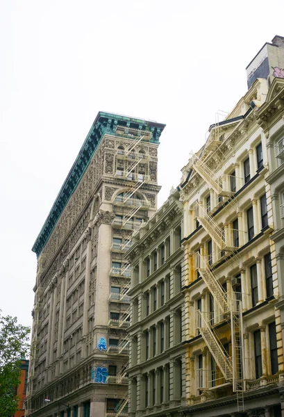 Os antigos edifícios residenciais com escadas de incêndio em Soho, Nova York — Fotografia de Stock