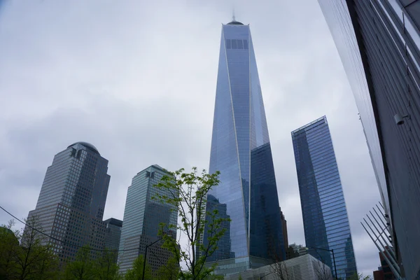 ニューヨーク、アメリカ合衆国 - 2016 年 5 月 1 日: ほぼ完成ワン ワールド トレード センターとメモリアル サイト 2013 年に青い空と — ストック写真