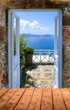 Güzel deniz manzaralı balkon. Santorini Island, Yunanistan.