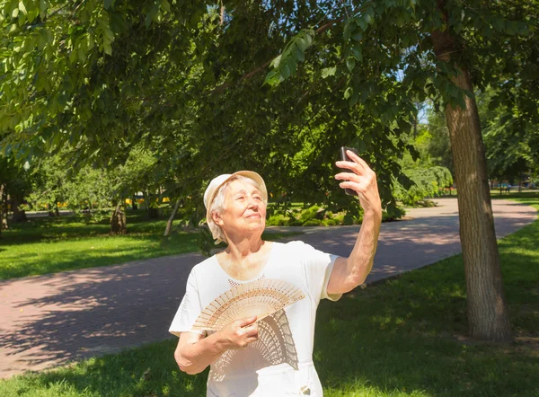 공원에서 selfies를 복용 하는 행복 한 고위 여자 — 스톡 사진