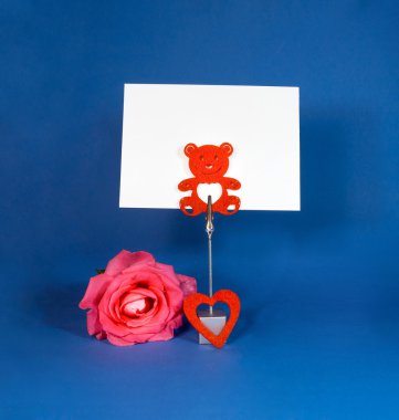 Not tutucu gül ve boş oyun kağıdı