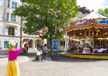 Geneva, İsviçre - 17 Haziran 2016: Çocuk ve sabun köpüğü cazibe yakınındaki şehir atlıkarınca ile
