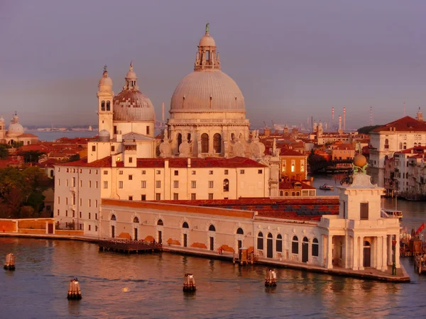 Prachtig uitzicht vanaf de Grand Canal op kleurrijke gevels van oude middeleeuwse huizen in Venetië — Stockfoto