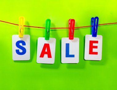 Satılık kağıt etiket kırmızı zemin üzerine, indirim afiş asılı kartlarından.