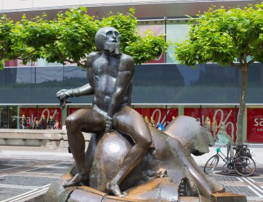 Frankfurt, Almanya - 15 Haziran 2016: Zeil Street'te Galleria Kaufhof yakınlarında çağdaş heykel