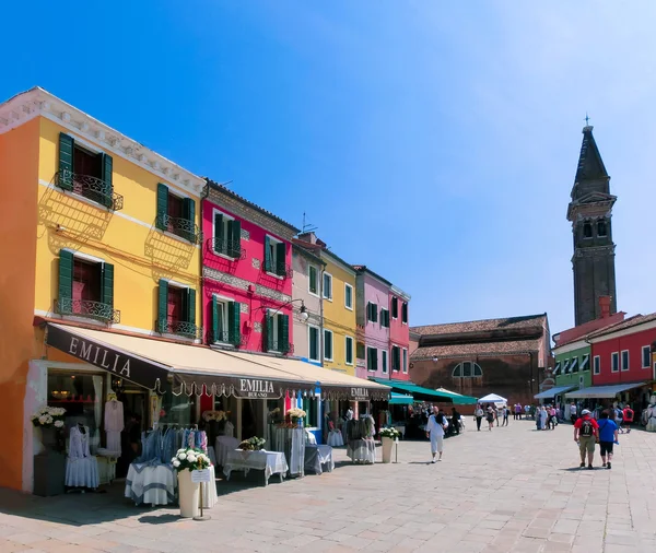 Burano, Veneza, Itália - 10 de maio de 2014: Casas antigas coloridas na ilha — Fotografia de Stock