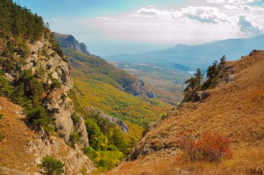 Güneşli yaz gününde Kırım Dağları.