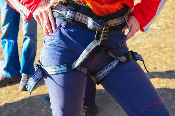 La femme est prête à affronter l'alpiniste — Photo