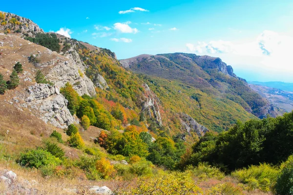 Güneşli yaz gününde Kırım Dağları.