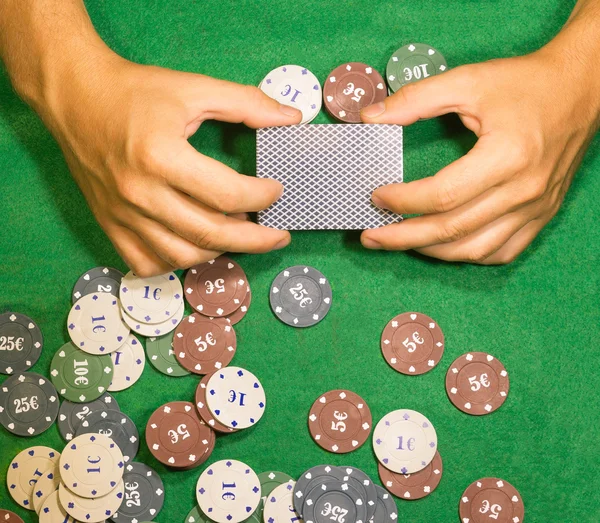 Las manos masculinas con cartas en el casino — Foto de Stock