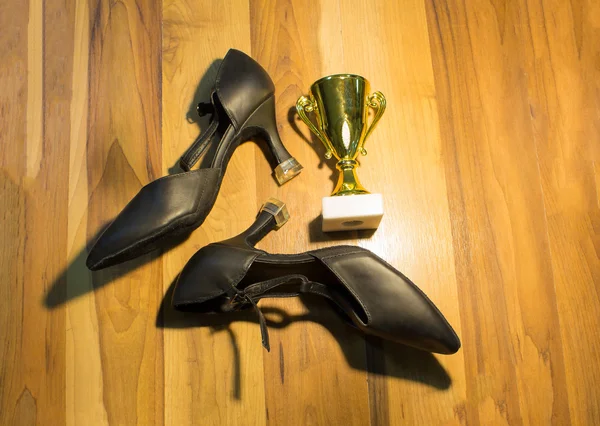 Los Zapatos Baile Negro Sobre Fondo Madera Copa Oro Del — Foto de Stock