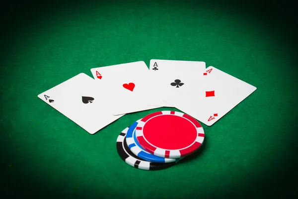Paño de póquer, una baraja de cartas y fichas — Foto de Stock