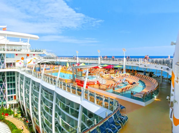 Barselona, Spaine - szeptember 06., 2015: Royal Caribbean, Allure of the Seas — Stock Fotó