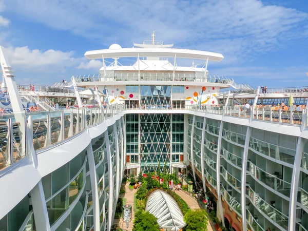 Barselona, Spaine - szeptember 06., 2015: Royal Caribbean, Allure of the Seas — Stock Fotó