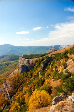Güneşli yaz gününde Kırım Dağları.