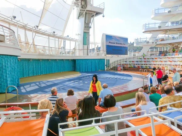 Βαρκελώνη, Spaine - 06 Σεπτεμβρίου 2015: Το κρουαζιερόπλοιο γοητεία των θαλασσών ιδιοκτησίας Royal Caribbean International — Φωτογραφία Αρχείου